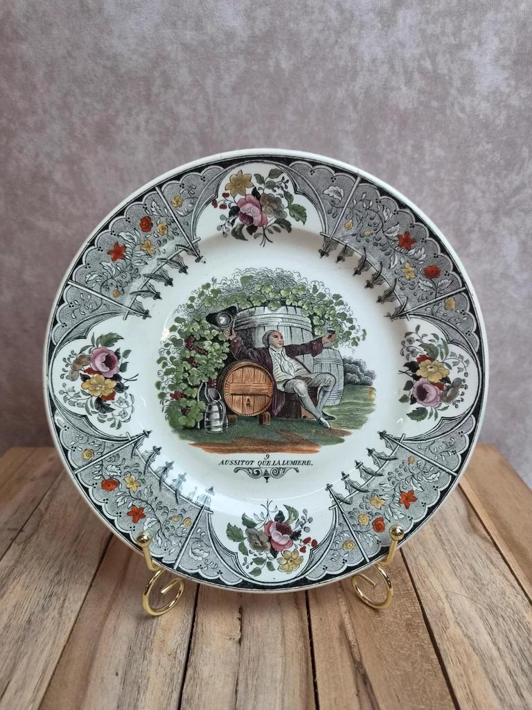 Assiette parlante polychrome Creil et Montereau – Lebeuf Milliet & Cie – Xixe