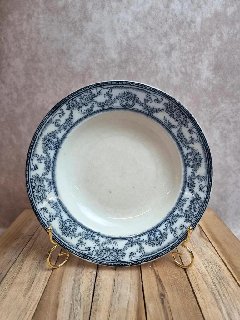 Assiette creuse ancienne en terre de fer Nimy – modèle Guirlande bleu