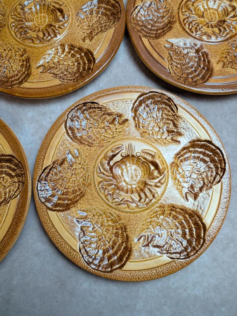 Lot de 8 assiettes à huîtres vintage en barbotine – Ateliers du Revernay