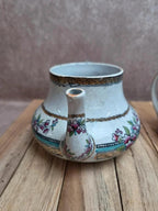 Théière ancienne et pot à lait assorti au joli décor fleuri rose et turquoise