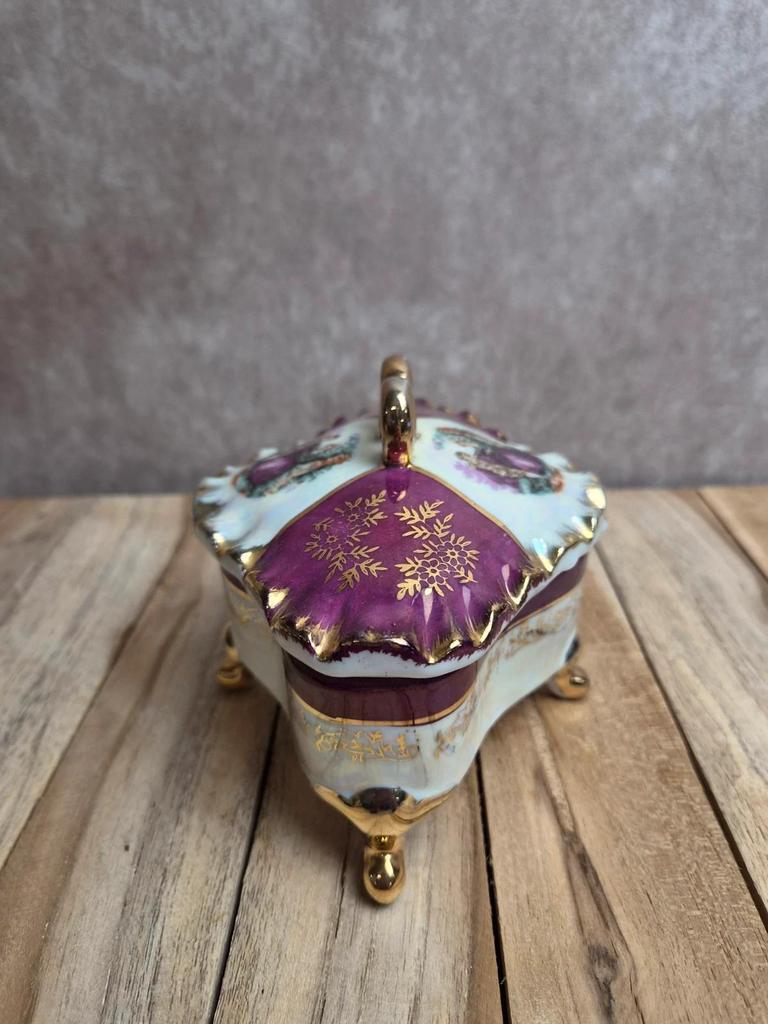 Boîte à bijoux bonbonnière porcelaine irisée – décor scène galante style Fragonard – dorures