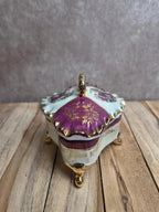 Boîte à bijoux bonbonnière porcelaine irisée – décor scène galante style Fragonard – dorures