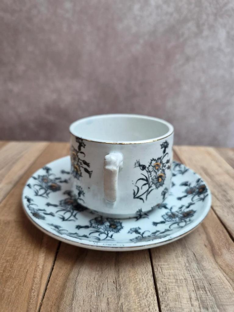 Tasse et soucoupe anciennes Gien – terre de fer – décor floral doré