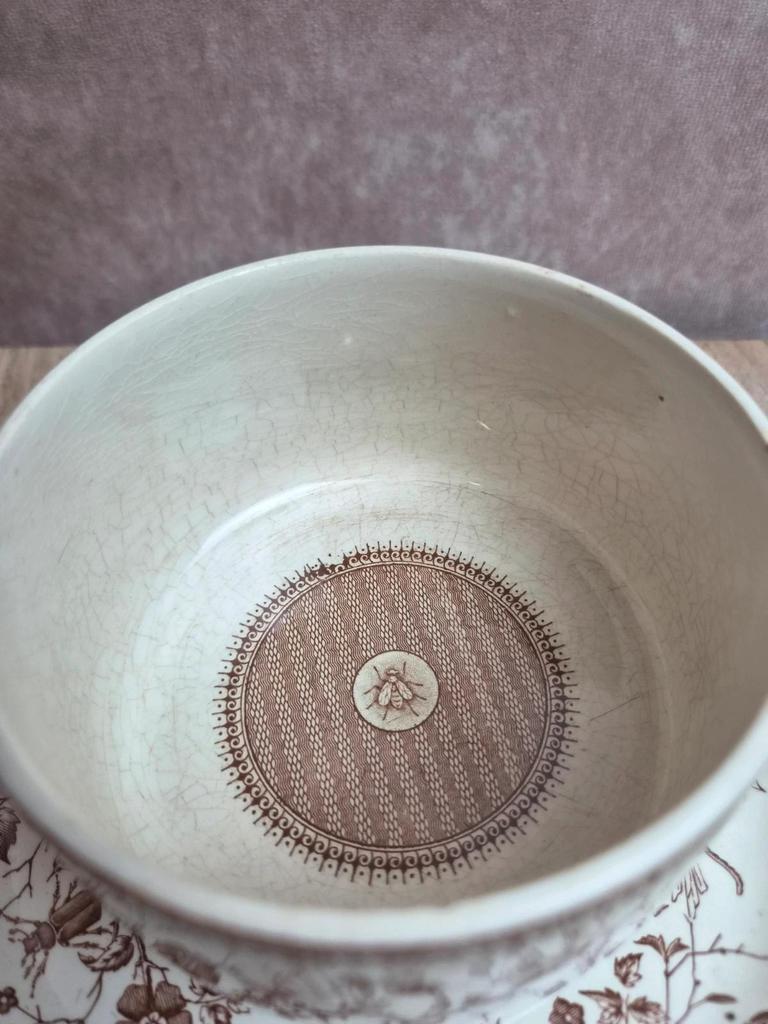 Ancienne tasse à chocolat Sarreguemines – décor abeille – fin Xixe