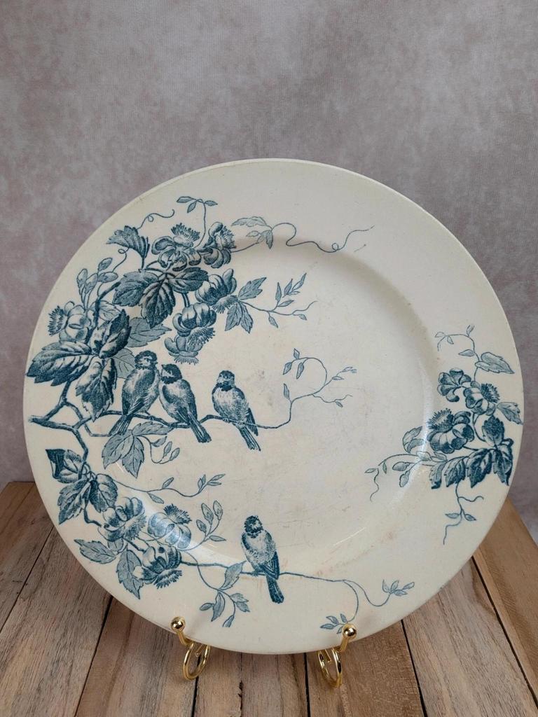 Assiette ancienne Terre de Fer Le Bûcheron Paris – Décor oiseaux bleu