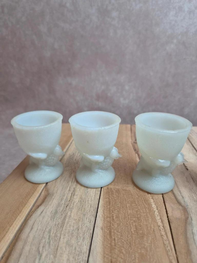 Service à œufs ancien Vallérysthal en opaline – poule et 6 coquetiers