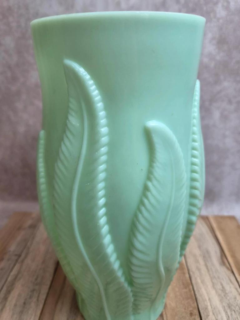 Vase Art Déco en opaline verte Spip France décor feuilles