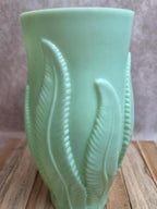 Vase Art Déco en opaline verte Spip France décor feuilles