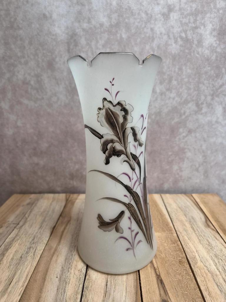 Vase ancien Art nouveau en verre givré émaillé – décor d’iris