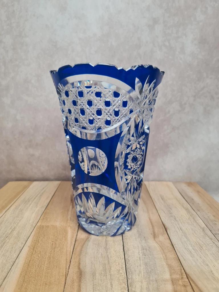 Vase en cristal de Bohème bleu taillé – décor riche – pièce vintage