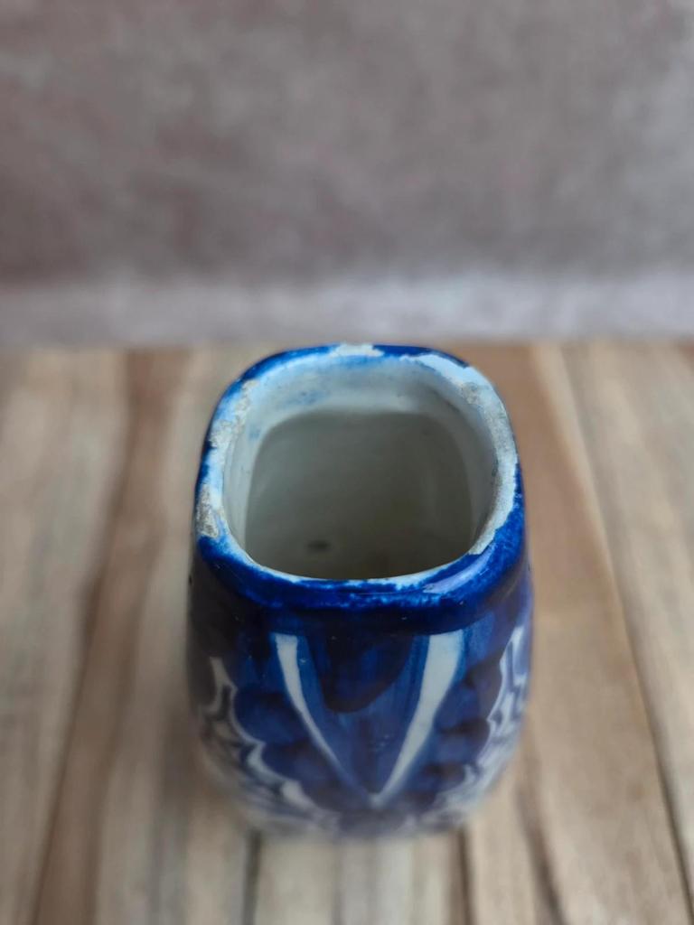 Petit vase ancien en faïence bleu et blanc peint main – décor oriental