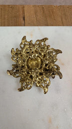 Broche ancienne dorée fleur strass verts