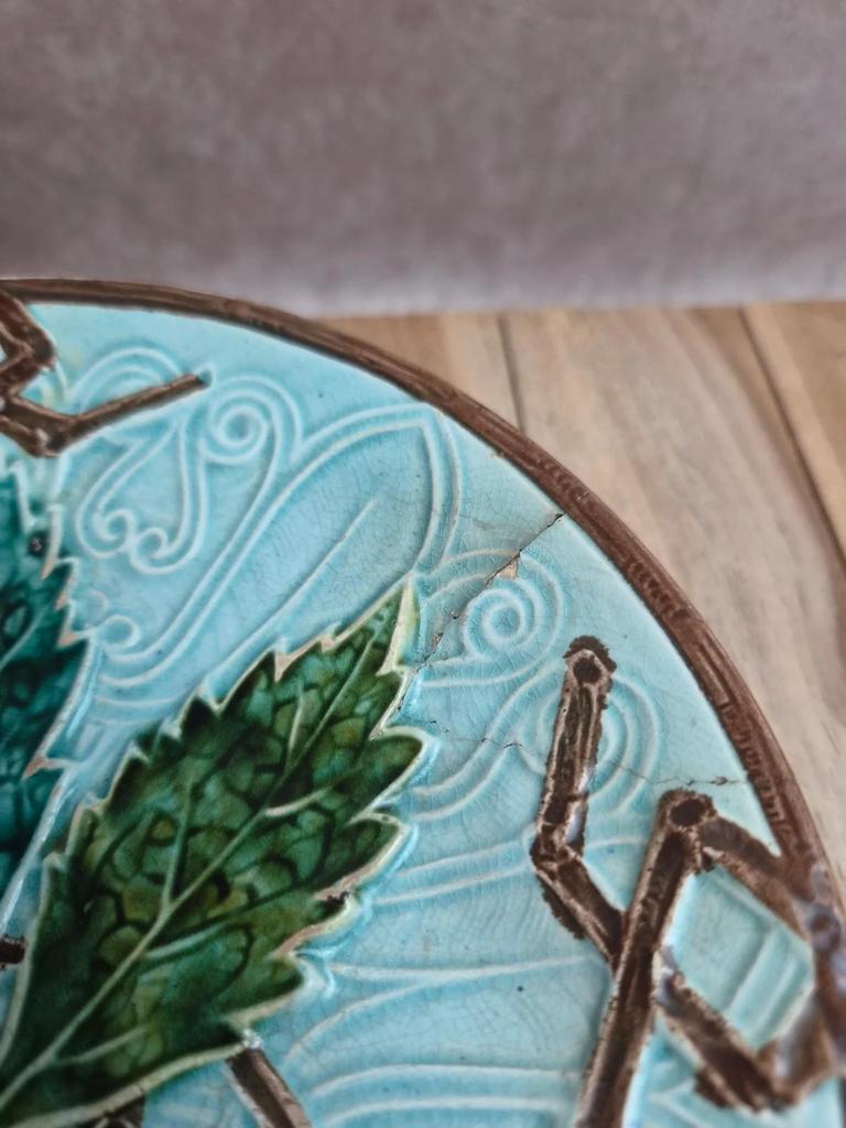 Ancien petit compotier en barbotine majolique turquoise – décor végétal en relief