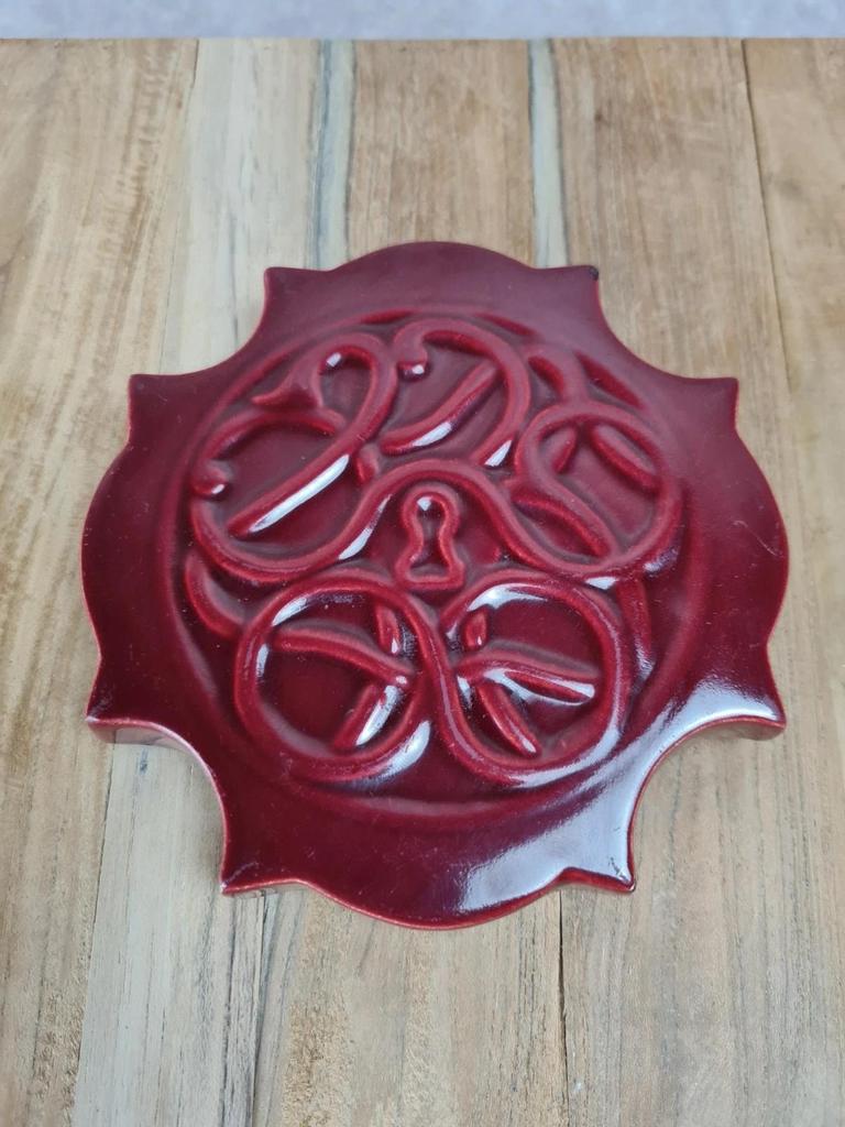 Dessous de bouteille en céramique rouge signé Cab Bordeaux 🍷
