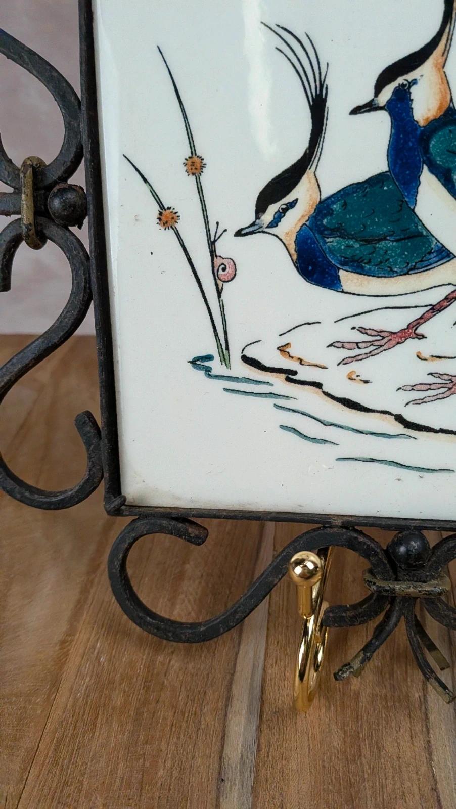 Dessous de plat Gien – modèle oiseaux – carreau signé Bb – fer forgé