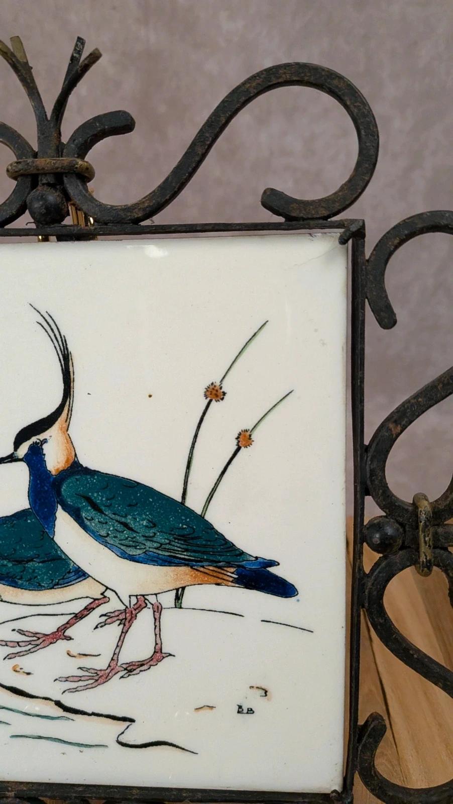 Dessous de plat Gien – modèle oiseaux – carreau signé Bb – fer forgé