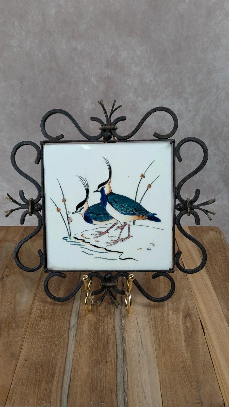 Dessous de plat Gien – modèle oiseaux – carreau signé Bb – fer forgé