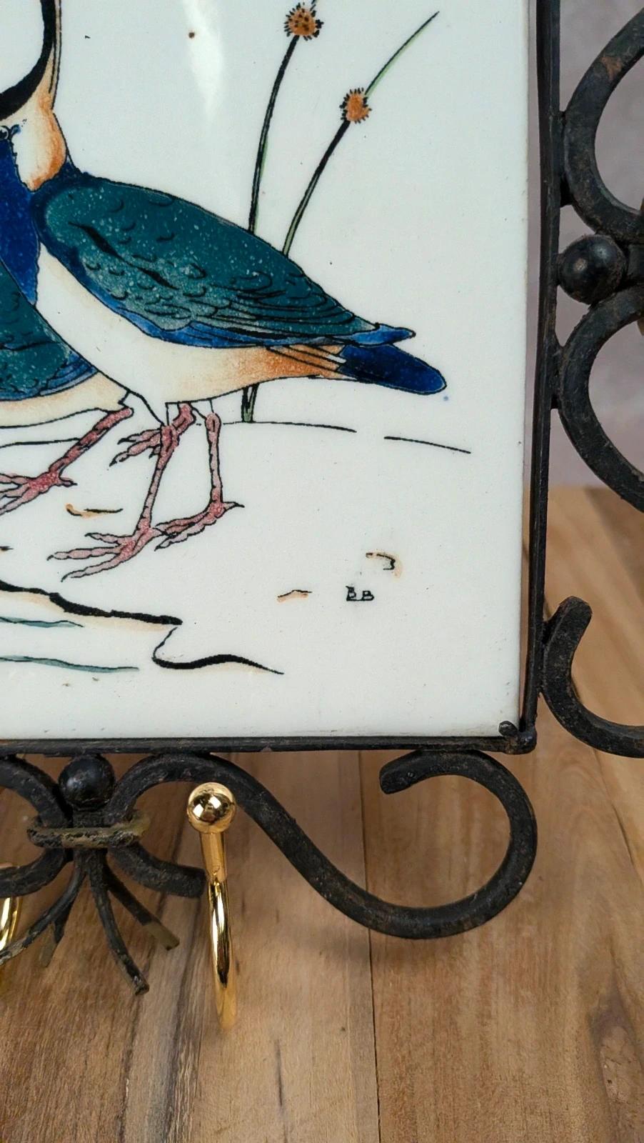 Dessous de plat Gien – modèle oiseaux – carreau signé Bb – fer forgé