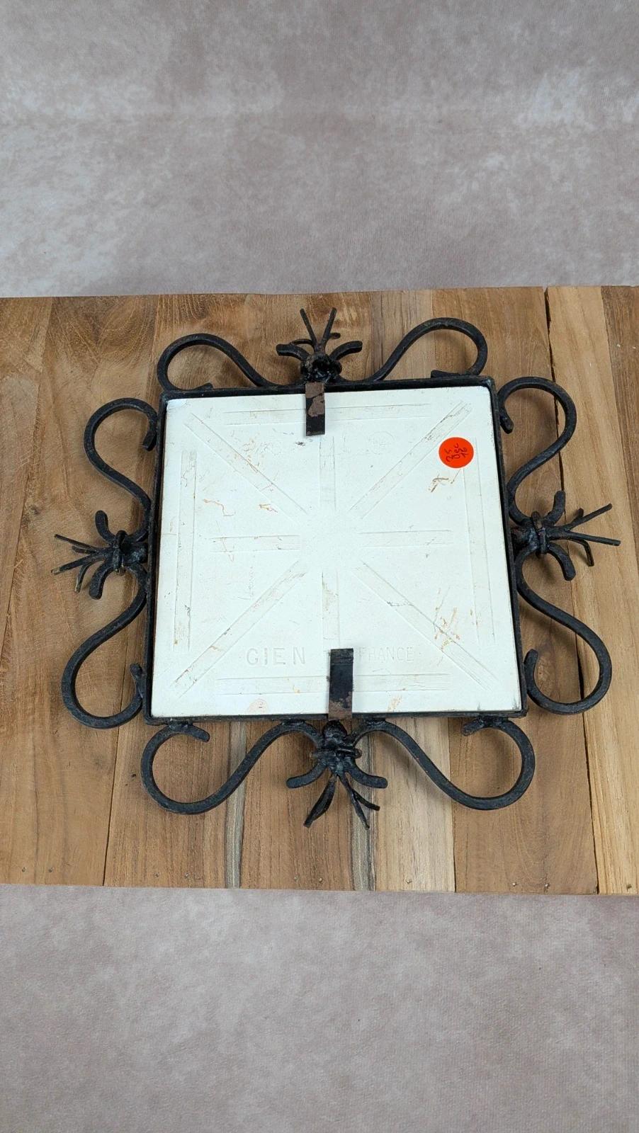 Dessous de plat Gien – modèle oiseaux – carreau signé Bb – fer forgé