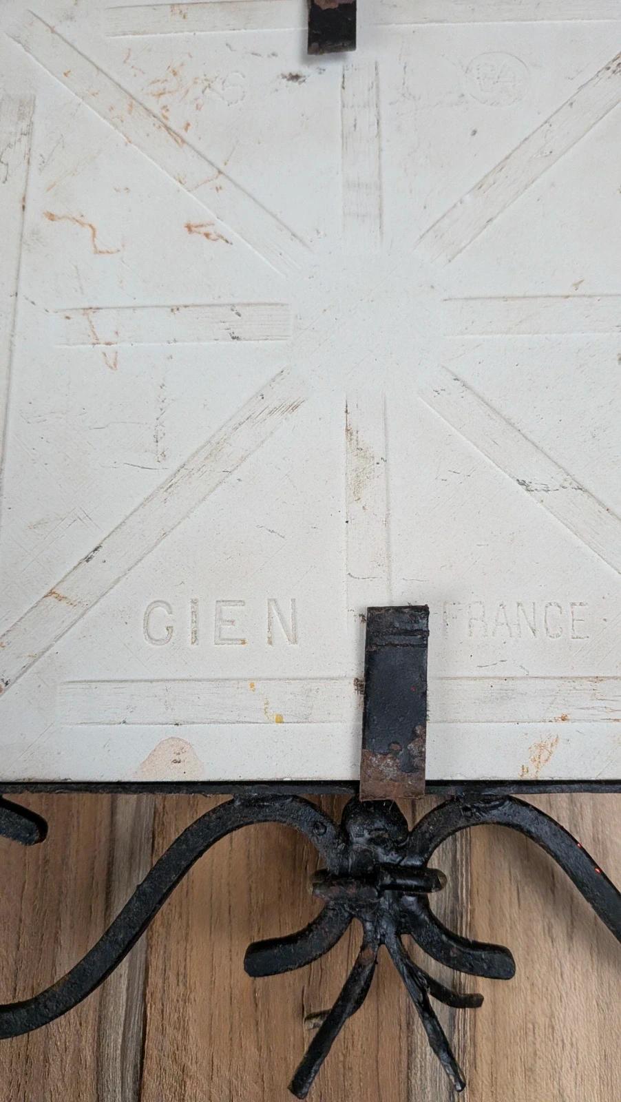 Dessous de plat Gien – modèle oiseaux – carreau signé Bb – fer forgé