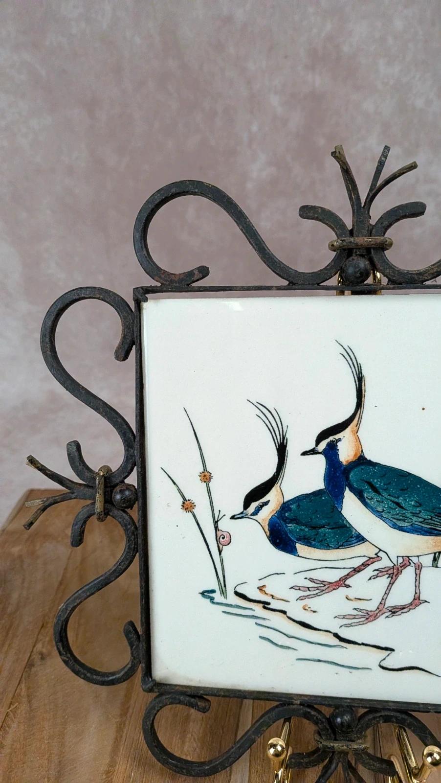 Dessous de plat Gien – modèle oiseaux – carreau signé Bb – fer forgé