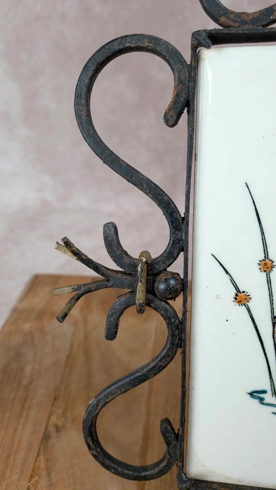 Dessous de plat Gien – modèle oiseaux – carreau signé Bb – fer forgé