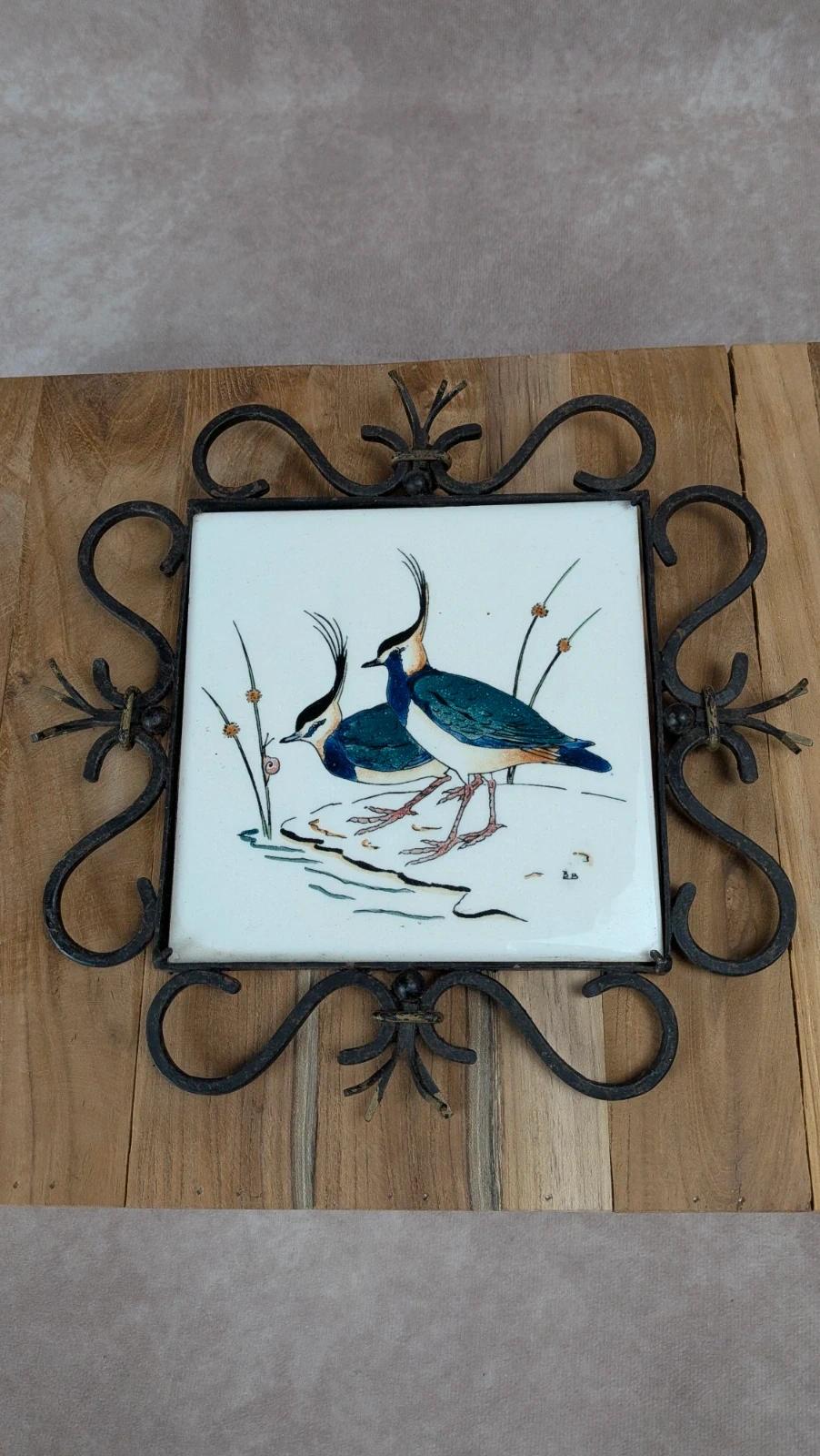 Dessous de plat Gien – modèle oiseaux – carreau signé Bb – fer forgé