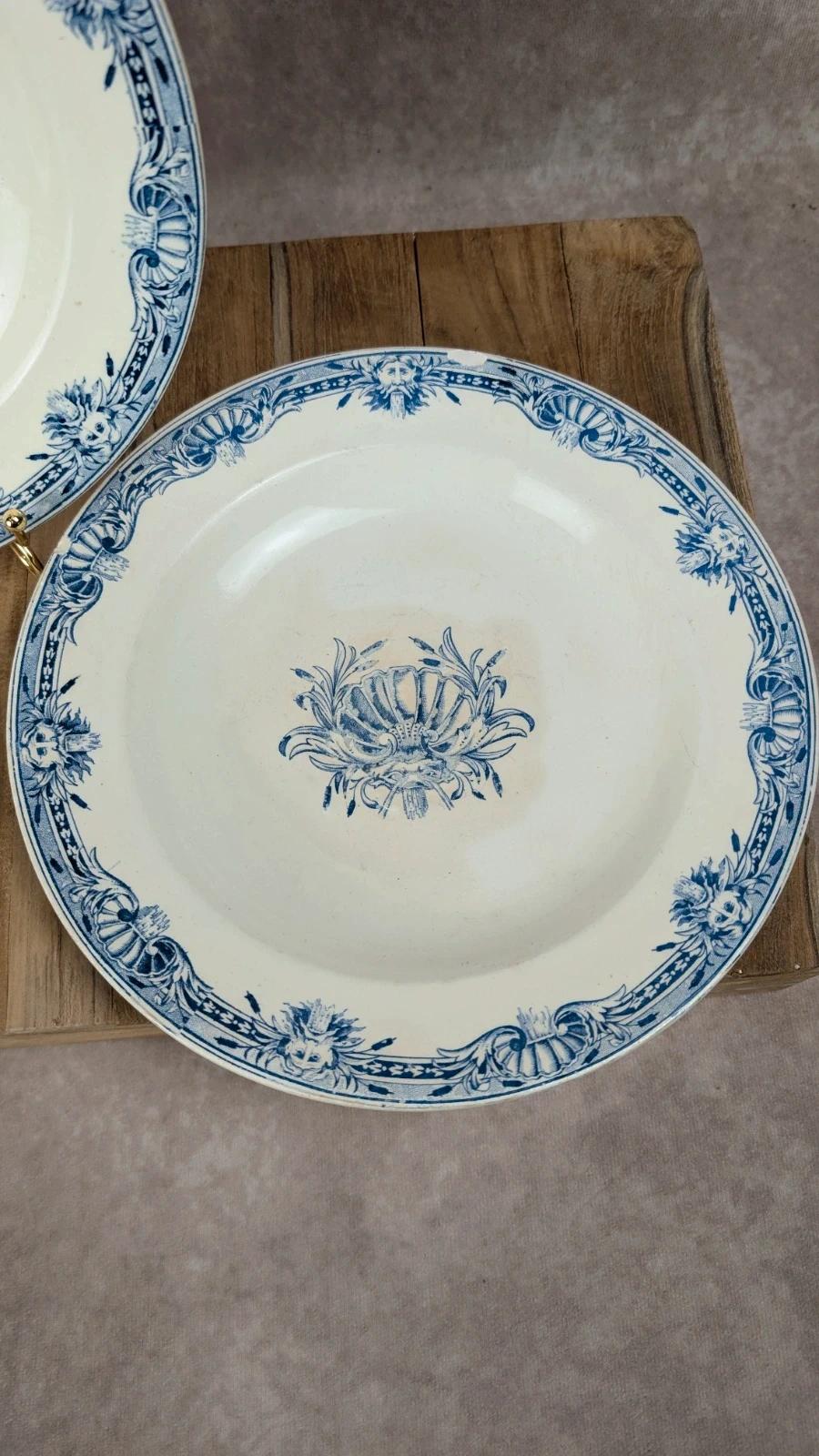 Deux assiettes anciennes en terre de fer bleu modèle Neptune, St Amand & Hamage Nord