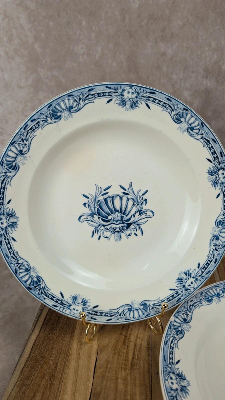 Deux assiettes anciennes en terre de fer bleu modèle Neptune, St Amand & Hamage Nord