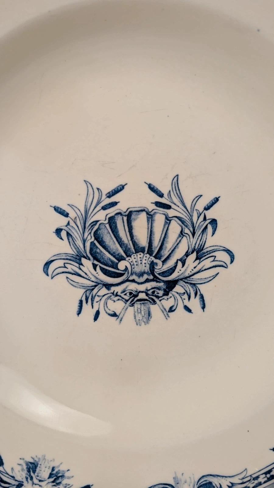 Deux assiettes anciennes en terre de fer bleu modèle Neptune, St Amand & Hamage Nord