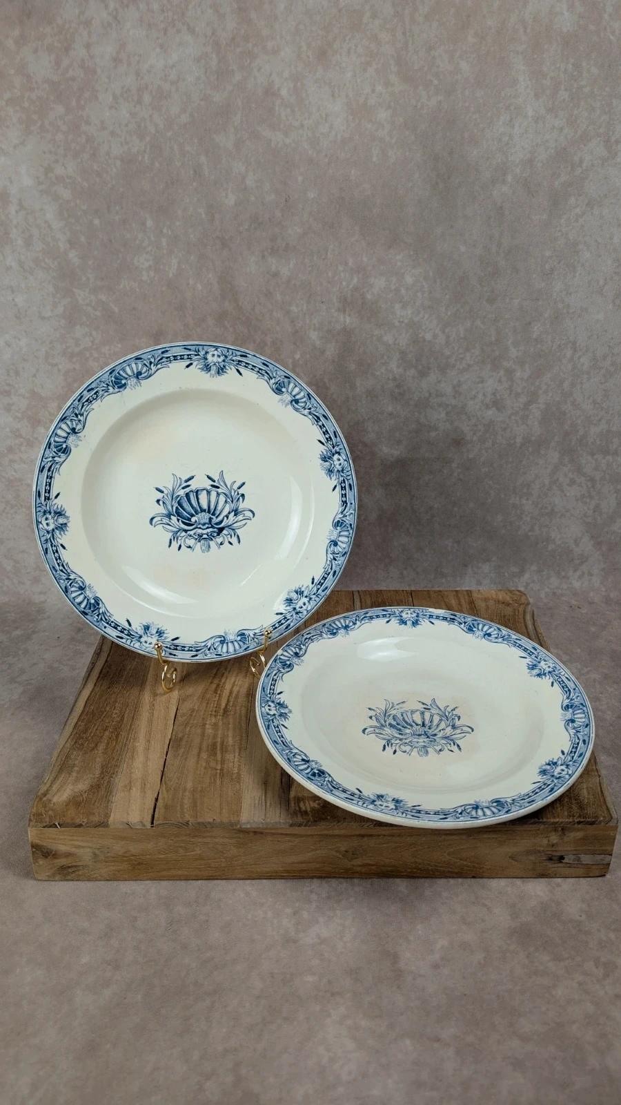 Deux assiettes anciennes en terre de fer bleu modèle Neptune, St Amand & Hamage Nord