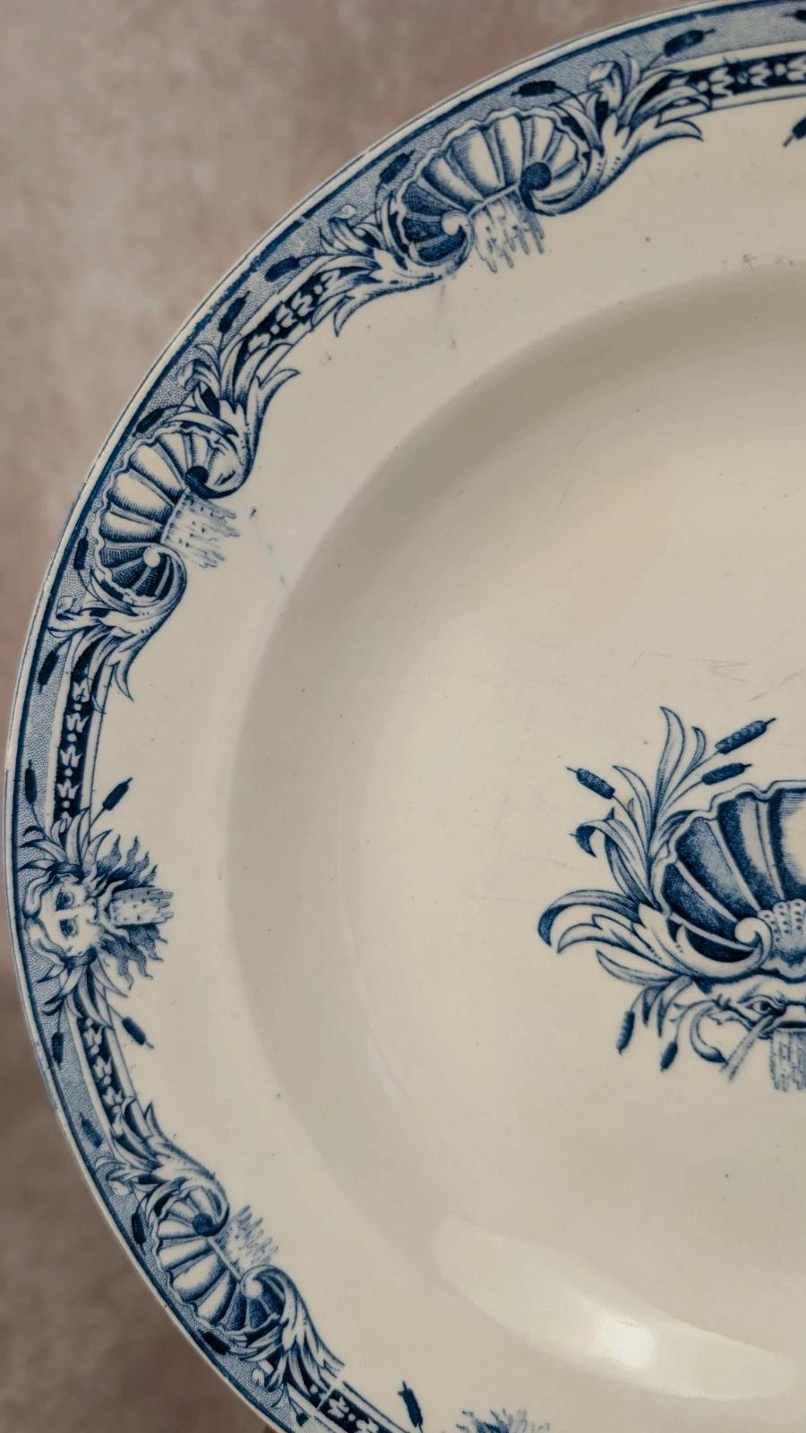 Deux assiettes anciennes en terre de fer bleu modèle Neptune, St Amand & Hamage Nord