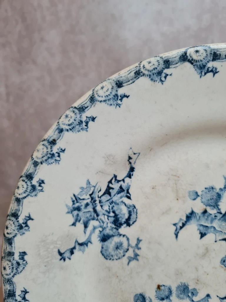 Assiette ancienne décor chardon bleu – esprit Terre de fer 🌿