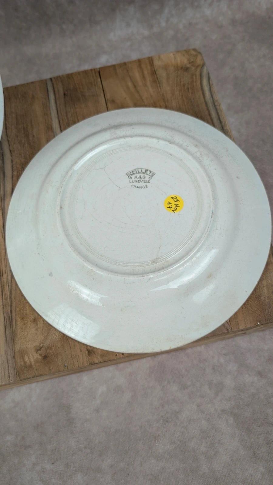 Lot de 2 assiettes anciennes Kg Lunéville modèle « Œillet »