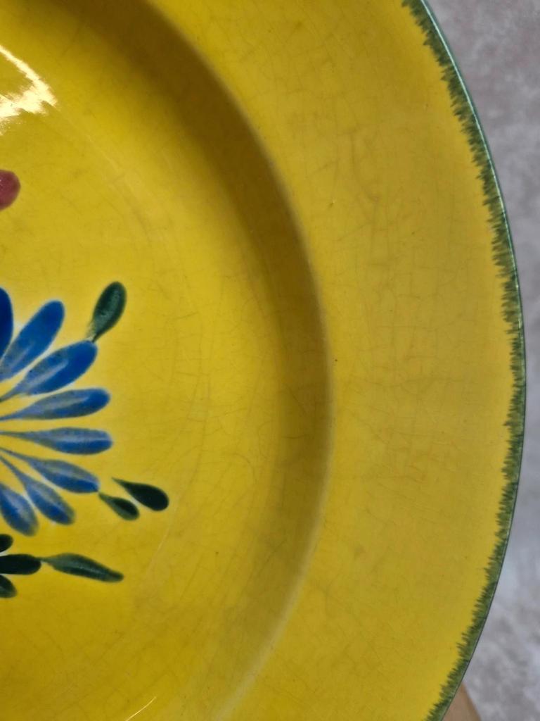 Grand plat rond Niderviller jaune décor floral