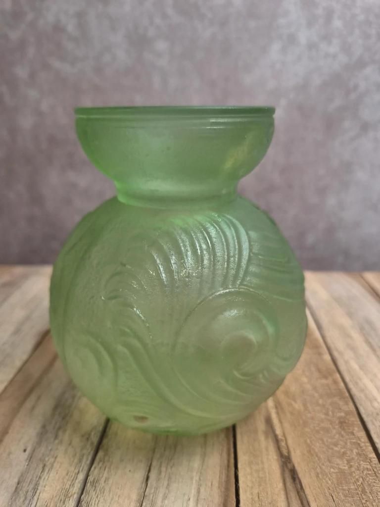 Petit vase boule Art déco en verre pressé moulé vert – décor en relief