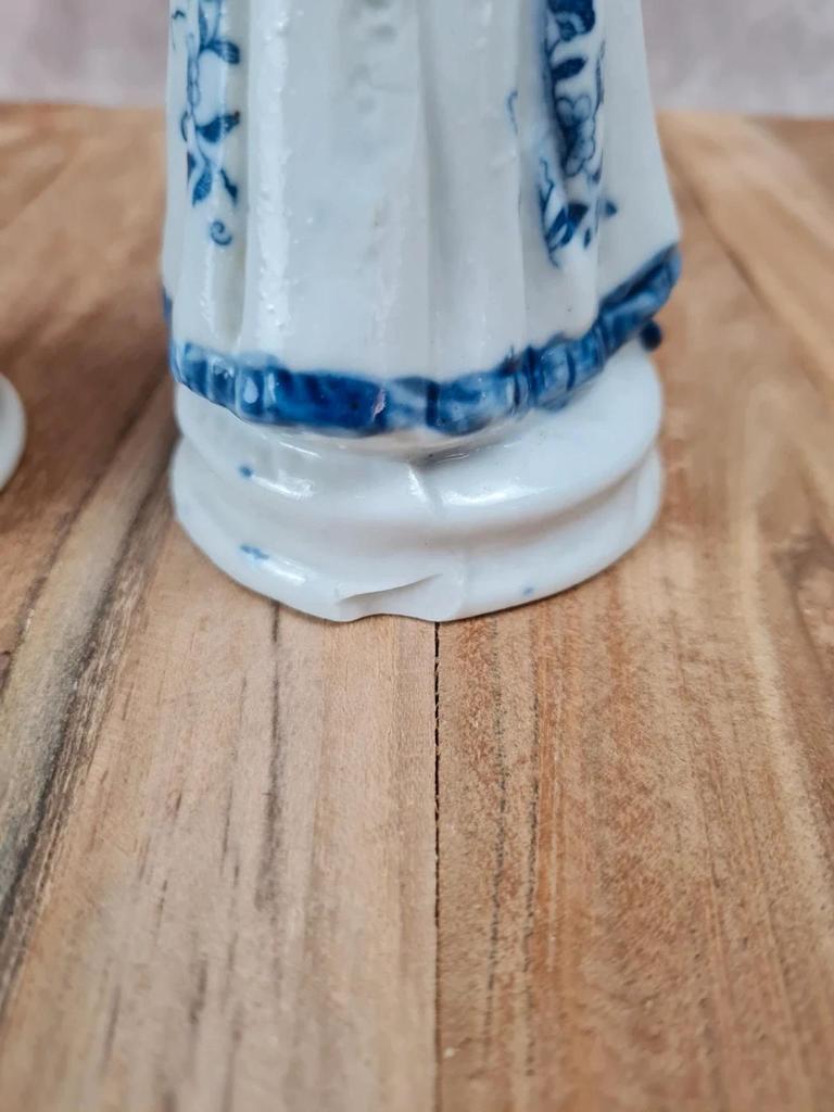 Duo de petits personnages en porcelaine bleue et blanche 🎩👒