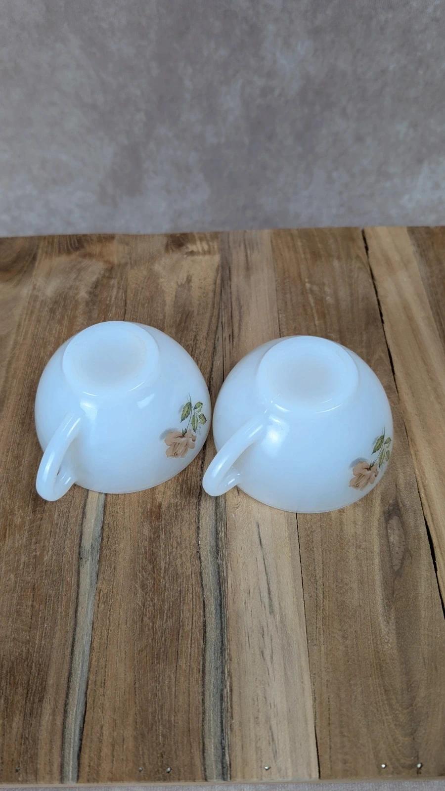 Duo de tasses et soucoupes vintage Arcopal – motif roses beige