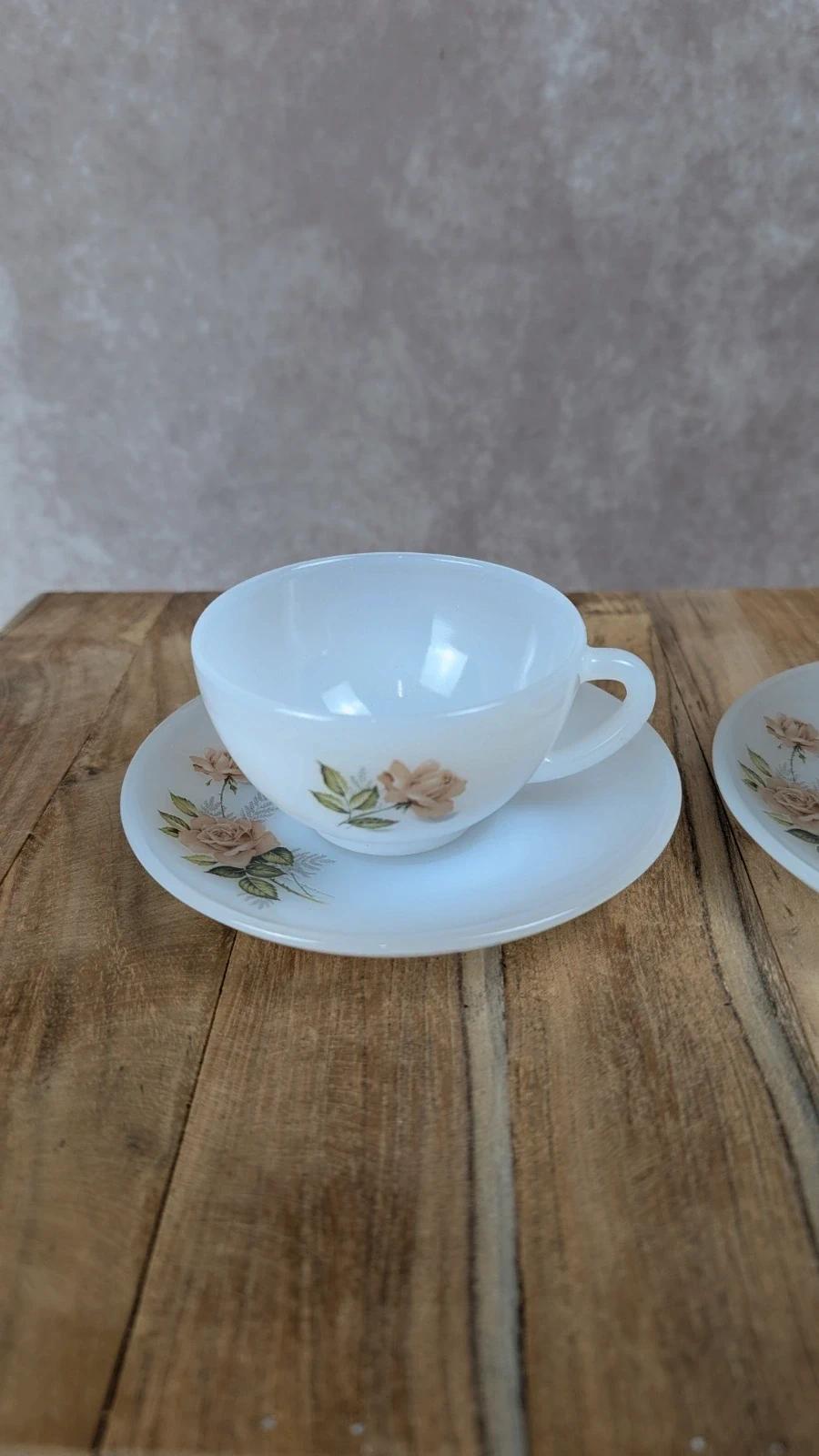 Duo de tasses et soucoupes vintage Arcopal – motif roses beige