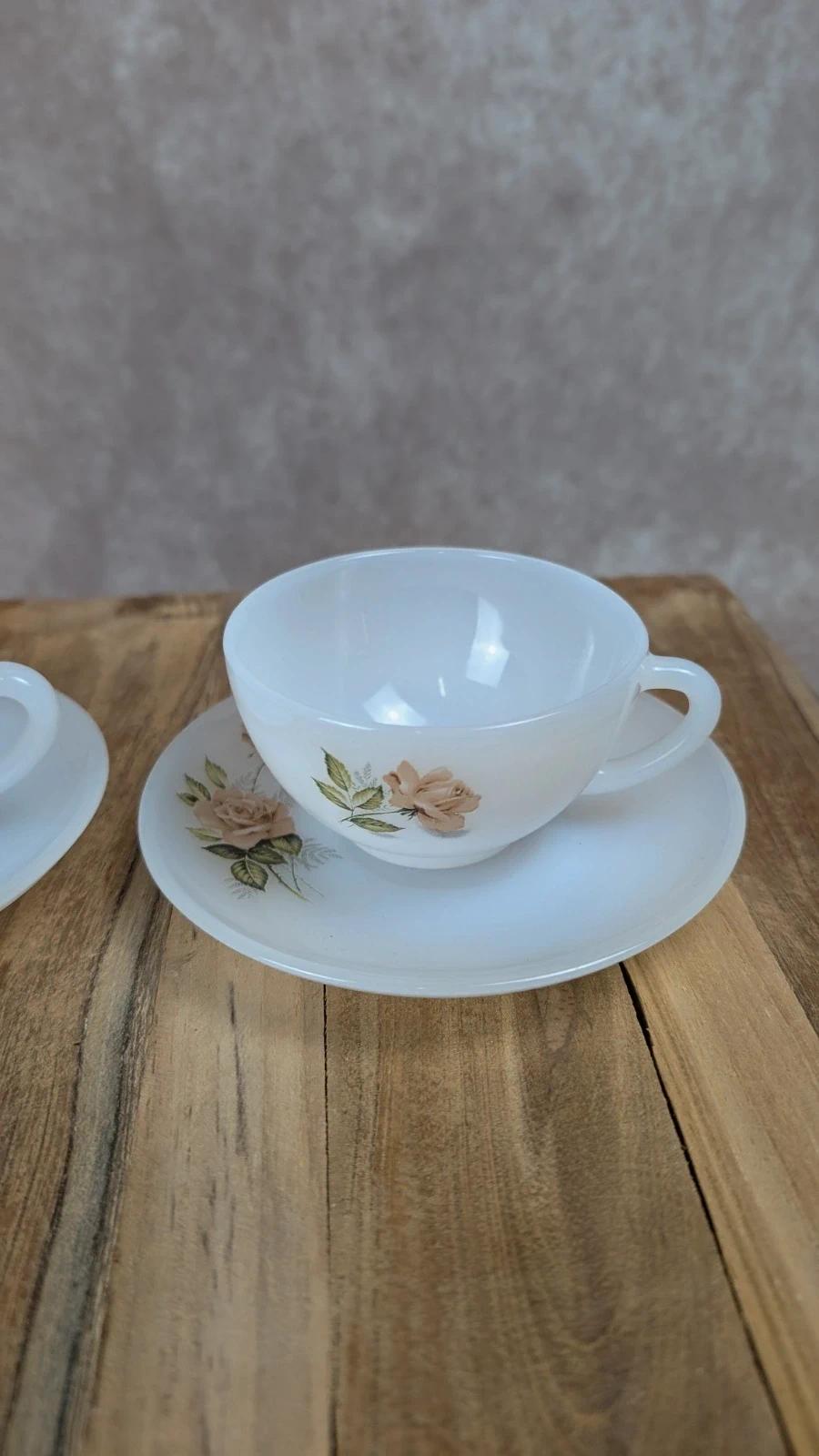 Duo de tasses et soucoupes vintage Arcopal – motif roses beige
