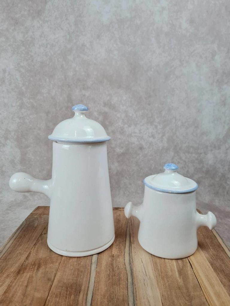 Duo vintage signé Dompierre – cafetière et pot à lait en faïence décor bleu et orange