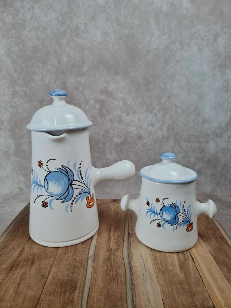 Duo vintage signé Dompierre – cafetière et pot à lait en faïence décor bleu et orange