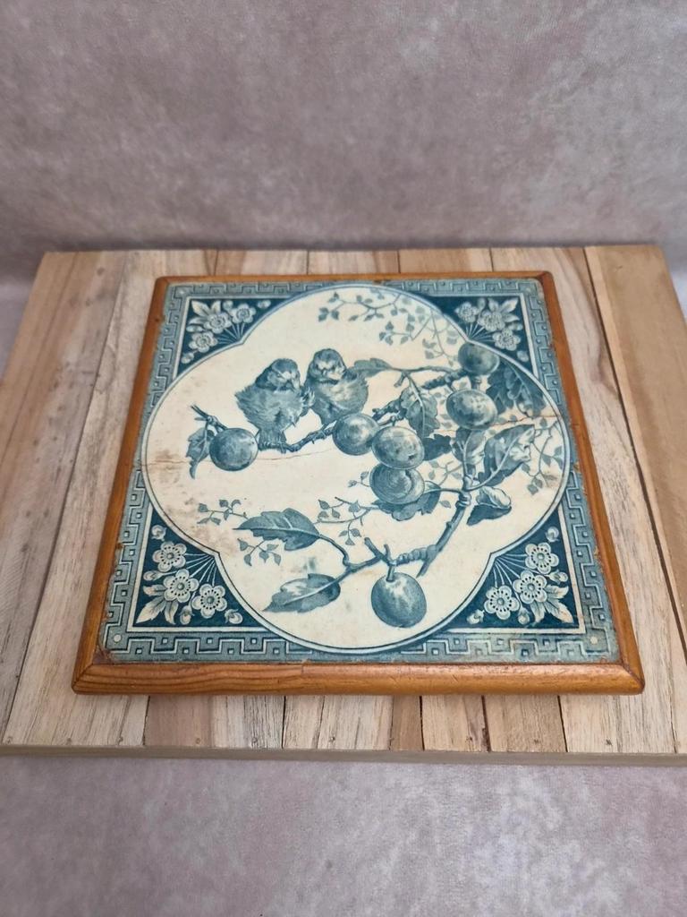 Dessous de plat ancien en carreau de Gien décor oiseaux bleu – contour bois