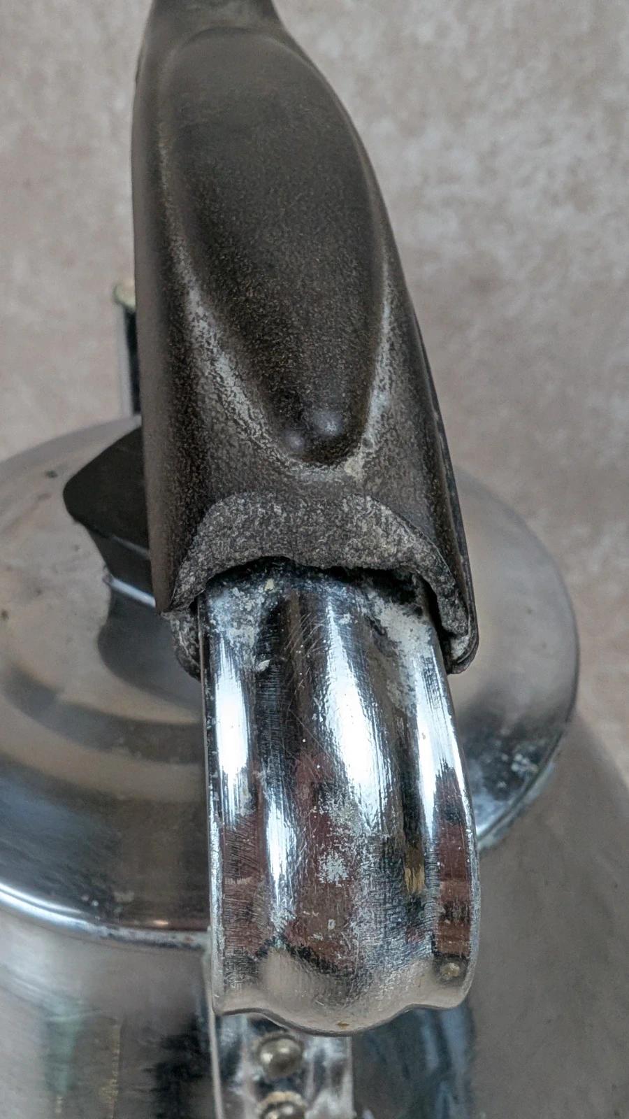 Cafetière vintage en inox et bakélite