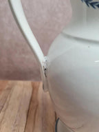 Pichet ancien en porcelaine de Tournai Xixe – décor à l’épi bleu – grande taille