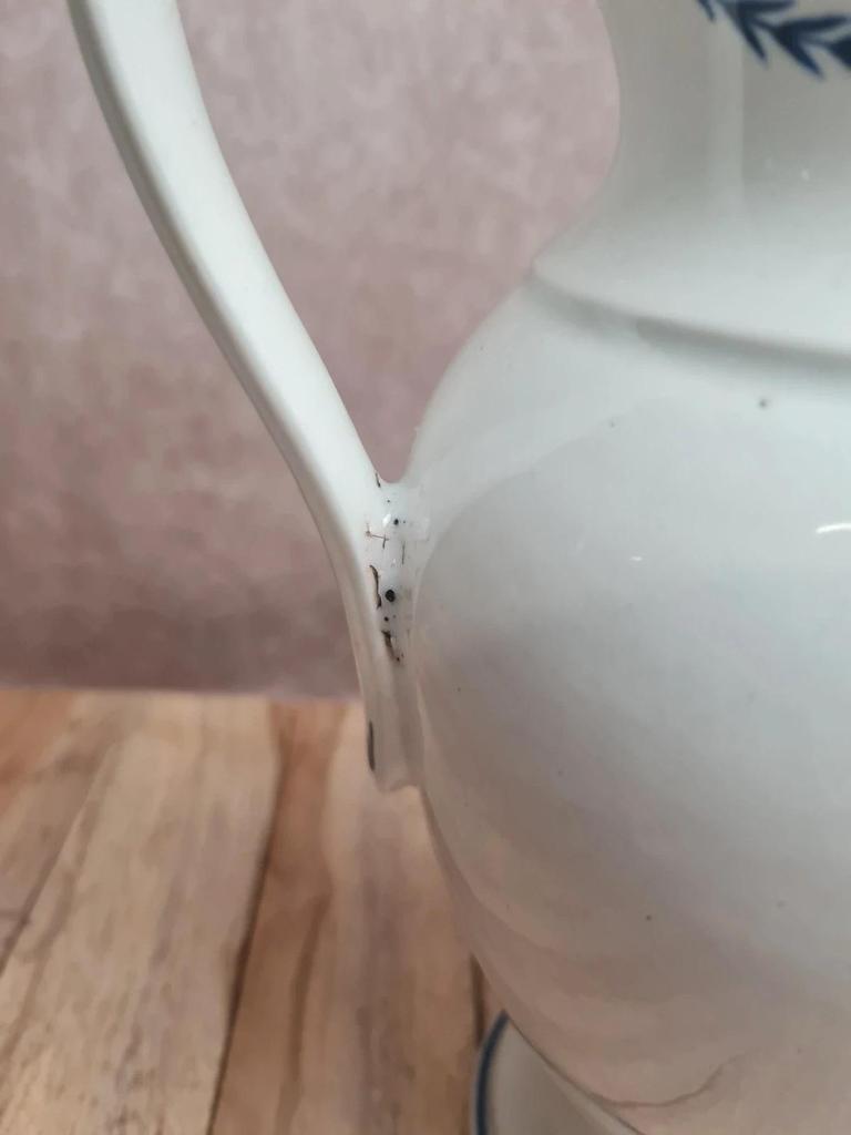 Pichet ancien en porcelaine de Tournai Xixe – décor à l’épi bleu – grande taille