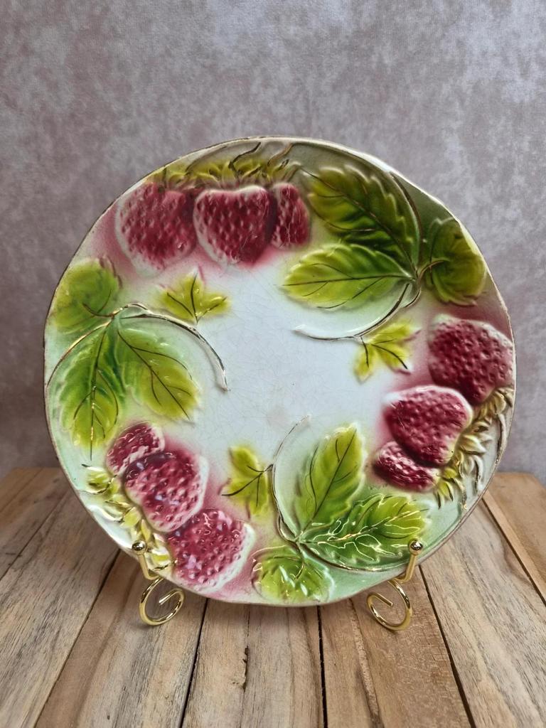 Assiette ancienne en barbotine – décor de fraises en relief – dorure