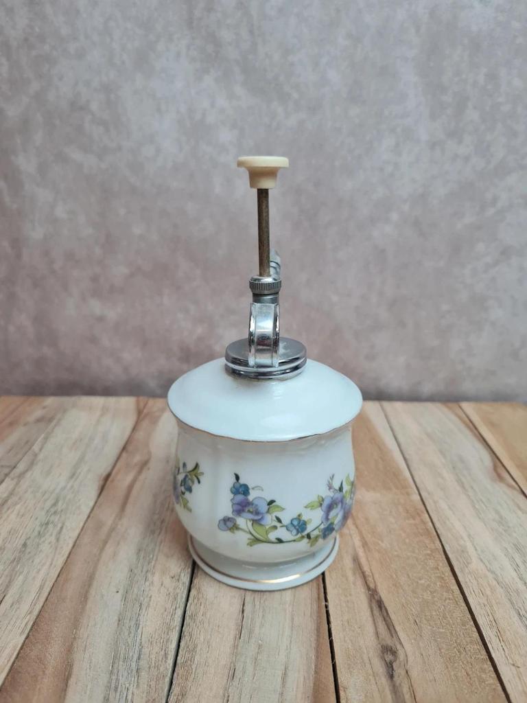 Pulvérisateur ancien en porcelaine décor floral – objet de toilette vintage 🌸