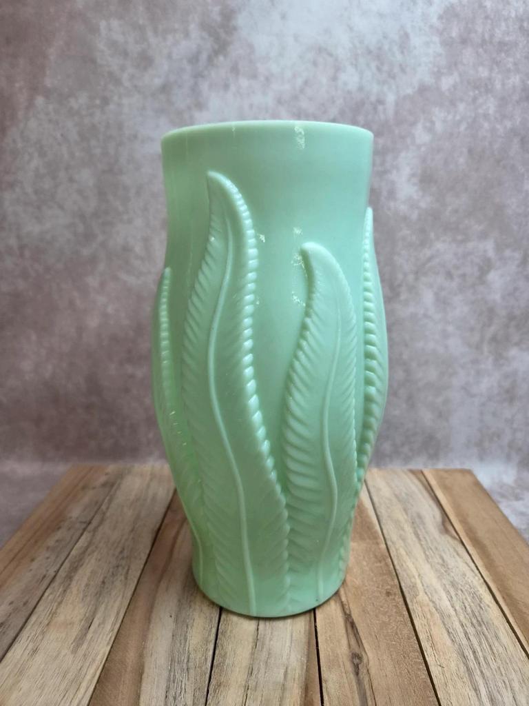 Vase Art Déco en opaline verte Spip France décor feuilles