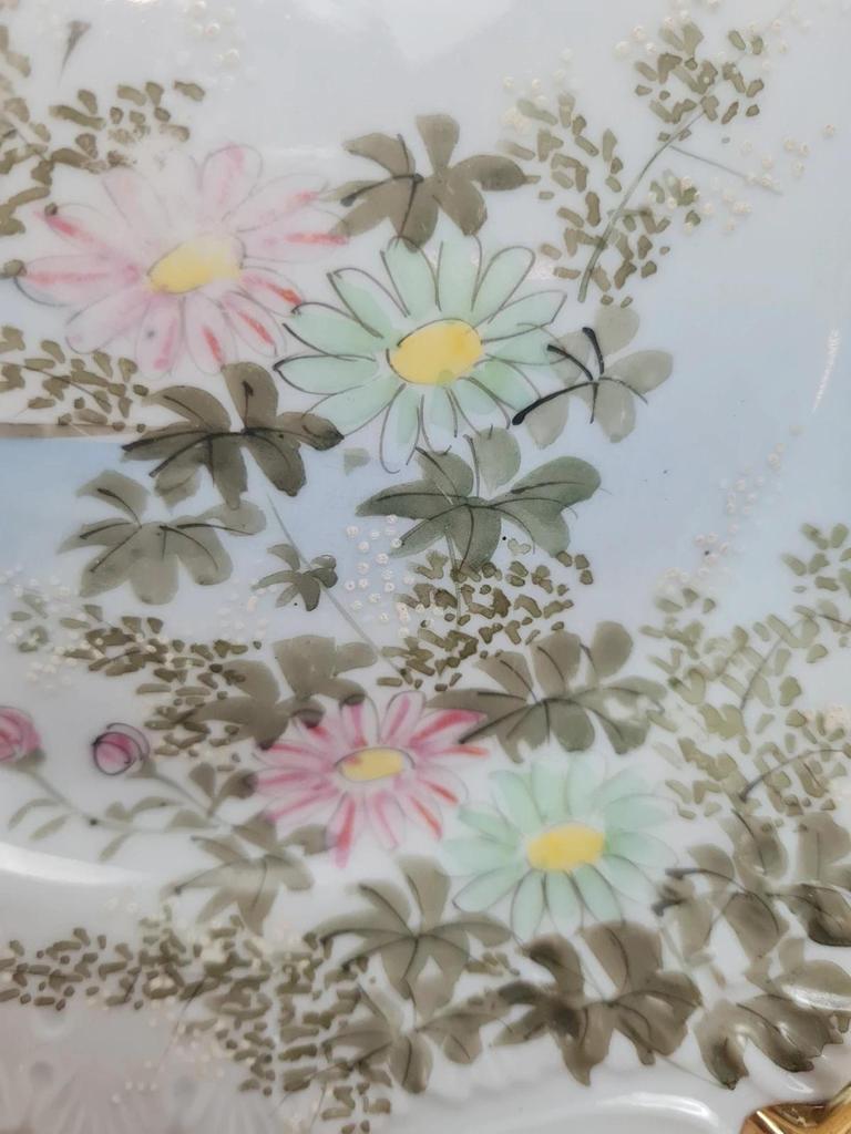 Lot de 2 assiettes anciennes décor japonisant peint main – relief & dorure